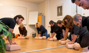 Gå en instruktörsutbildning i HLR så att du kan utbilda andra.